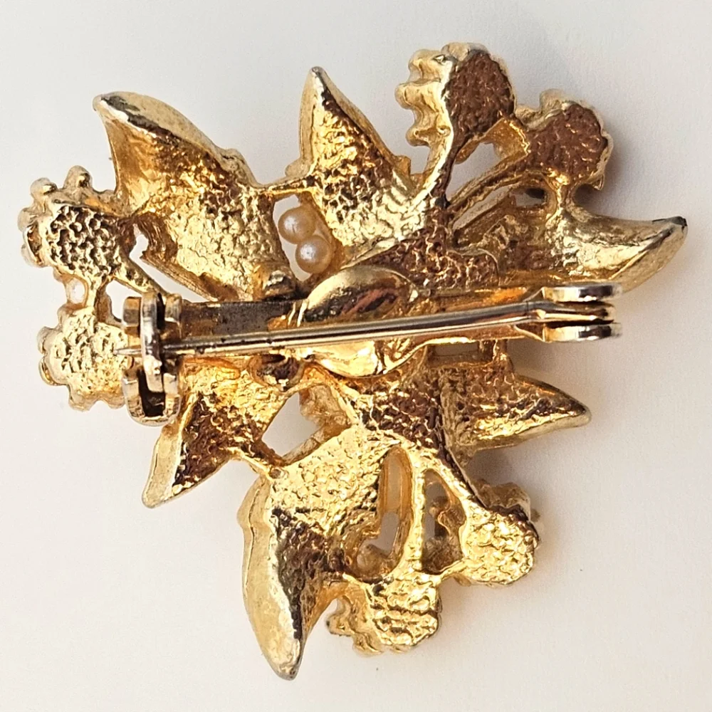 Vintage brooch pin with pearls and multi colored stones